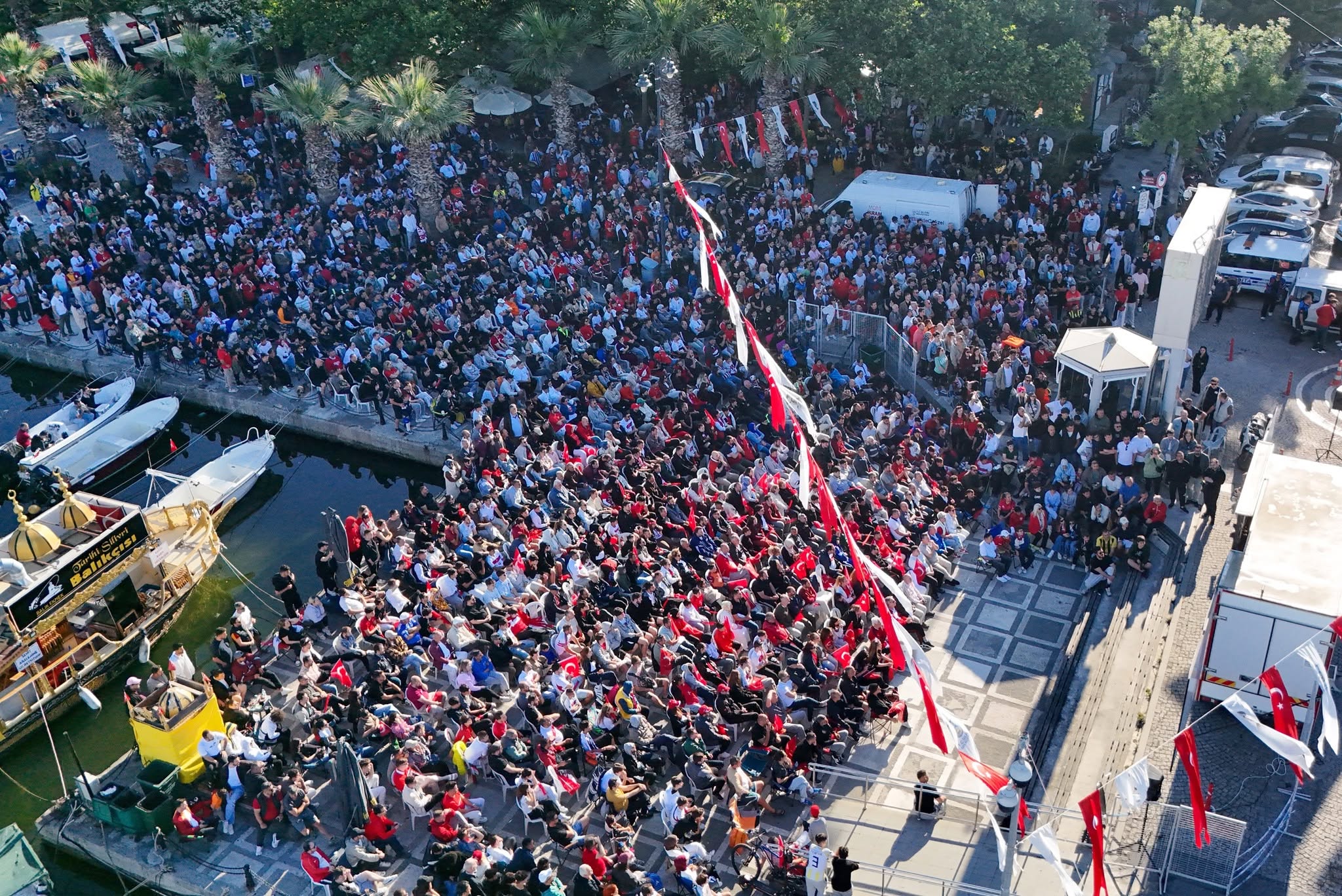 Silivrililer Milli Maç Heyecanını Sahilde Birlikte Yaşadı