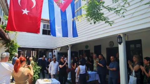 Çanakkale'de Küba'yla dayanışma sergisi açıldı: 'Küba'ya güneş topluyoruz'