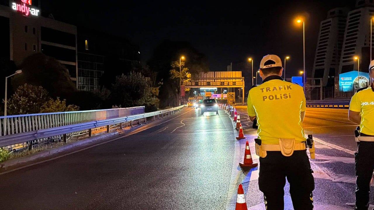 İstanbul'da bazı yollar trafiğe kapatıldı: 6 metrobüs istasyonu hizmet dışı