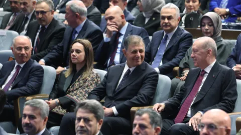 İzmir Büyükşehir Belediye Başkanı AKP'ye katıldı, rozetini Erdoğan taktı