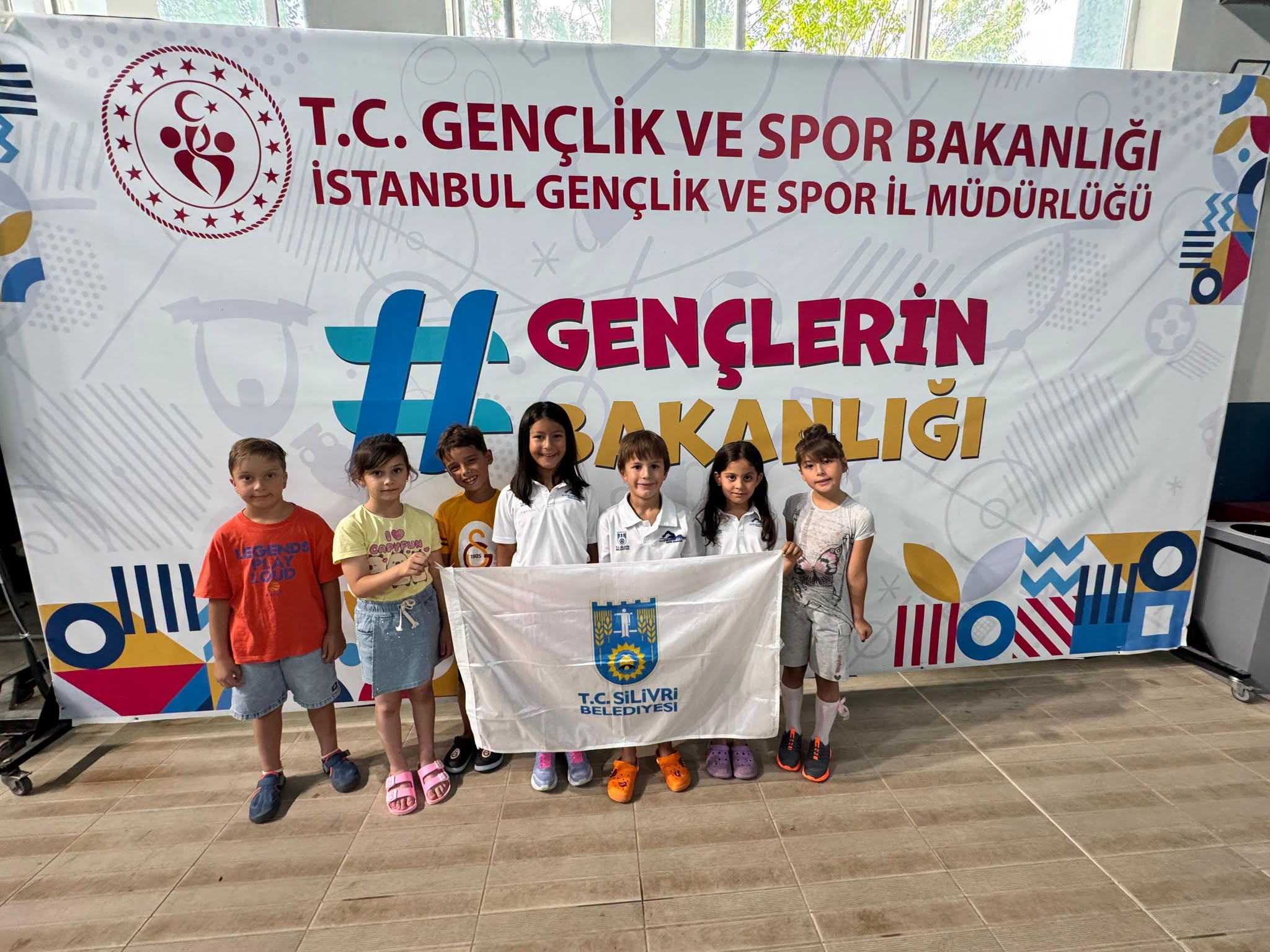 Silivrili Minik Yüzücülerden Madalya Yağmuru: 7-8 Yaş Yüzme Şenlikleri'nde Gururlandıran Başarı