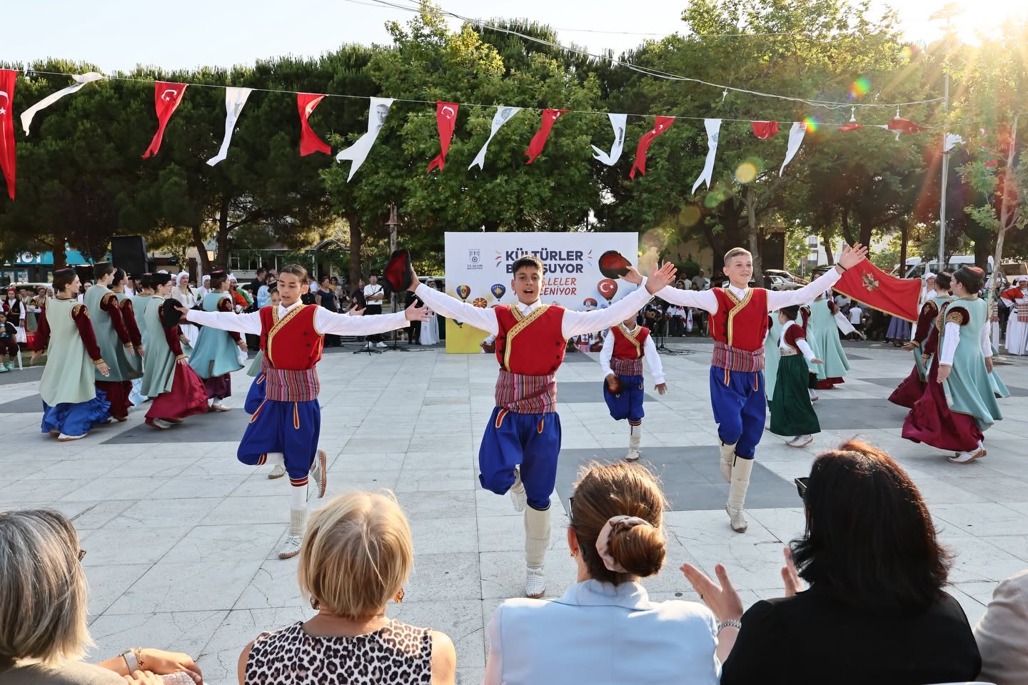 Uluslararası Halk Dansları Gösterileri Gümüşyaka ve Çanta Mahallelerini Renklendirdi