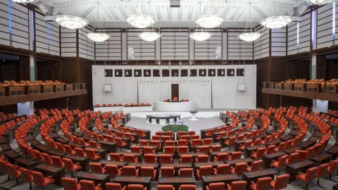 Üniversiteyle ilişiği kesilenlere dönüş hakkı sağlayan 'öğrenci affı' kabul edildi